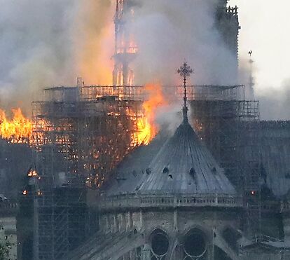 Dor. Famosos chocados com incêndio que devasta Catedral de Notre-Dame