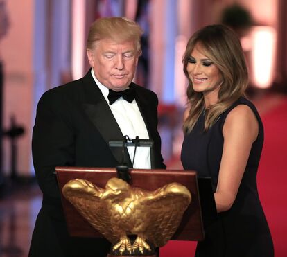 Bronca! Donald Trump esquece-se de Melania à porta da Casa Branca