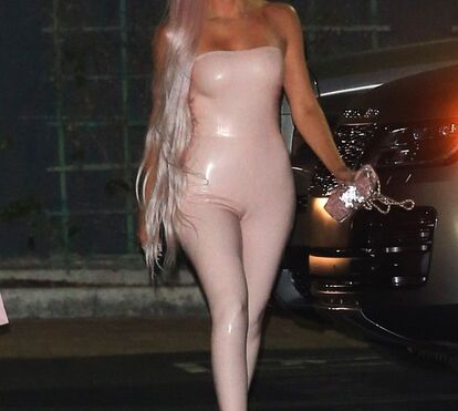 Depois de Kim! Agora é Khloé que nos faz pensar: como é que ela entrou neste jumpsuit?