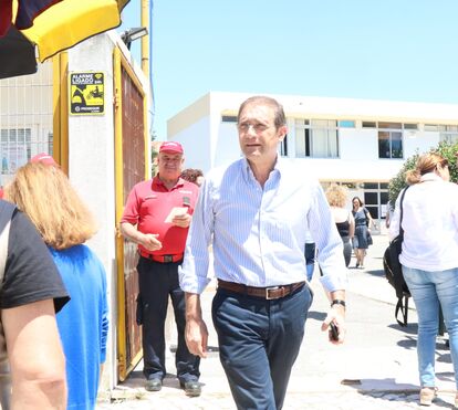 Passos Coelho vota sozinho! Mantém-se preocupação com saúde da mulher, Laura Ferreira, em casa com cancro