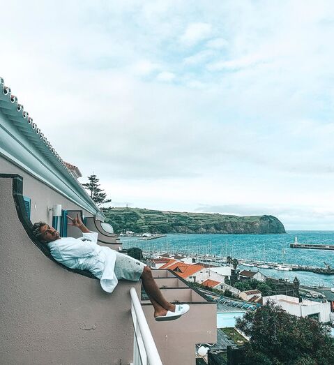 A fotografia da polémica. Miguel Cristovinho arrisca demais na varanda do hotel, no Faial, Açores