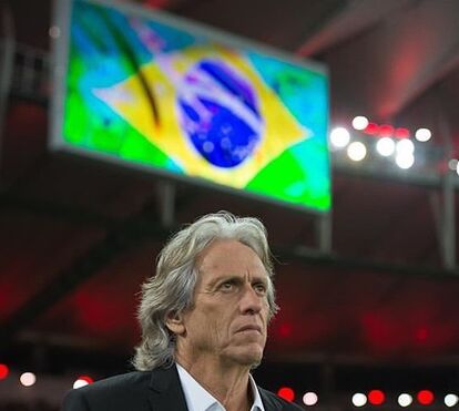 Nem nas arábias foi tão bem tratado! O treinador já não deixa o Brasil, onde é aclamado como um deus