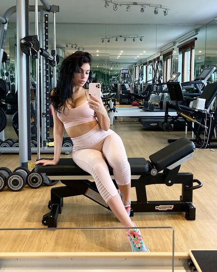 Que obsessão! As poses favoritas de Georgina Rodríguez