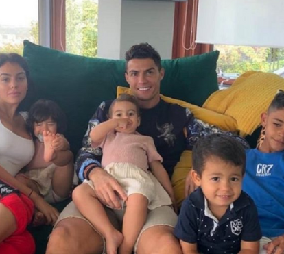 Que exemplo é este, Cristiano Ronaldo? Craque passeia com a família na rua em tempo de quarentena