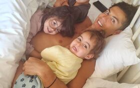 Alana Martina derrete fãs de Cristiano Ronaldo... tudo por causa de chocolate