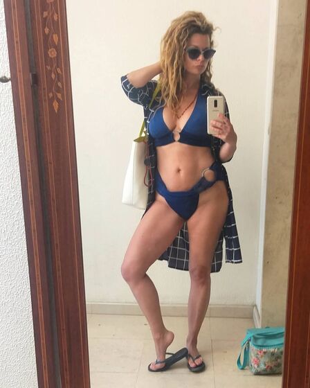 Famosas despem-se e deixam pouco por mostrar