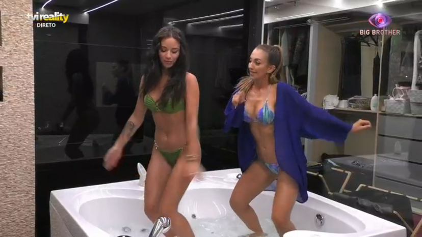 As duas jovens, de 22 e 27 anos, protagonizaram um momento quente durante a madrugada na casa do Big Brother