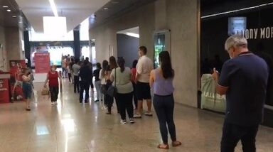 O que é isto?! Dezenas formam fila à porta da Primark em Braga. Veja as imagens