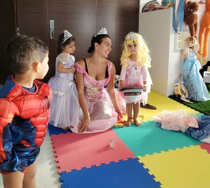 Festa de máscaras! Georgina brinca com os filhos mais novos e mostra as imagens adoráveis