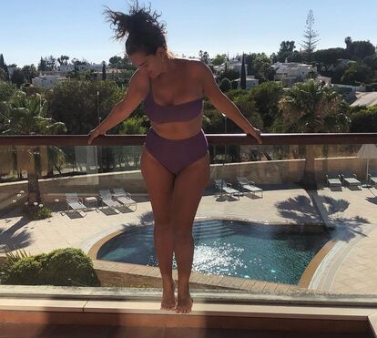 Sem timidez! Leonor Seixas volta a exibir as suas generosas curvas