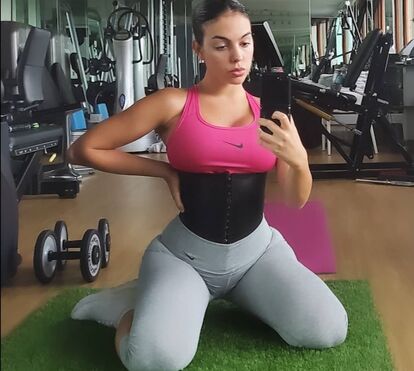 Que obsessão! As poses favoritas de Georgina Rodríguez