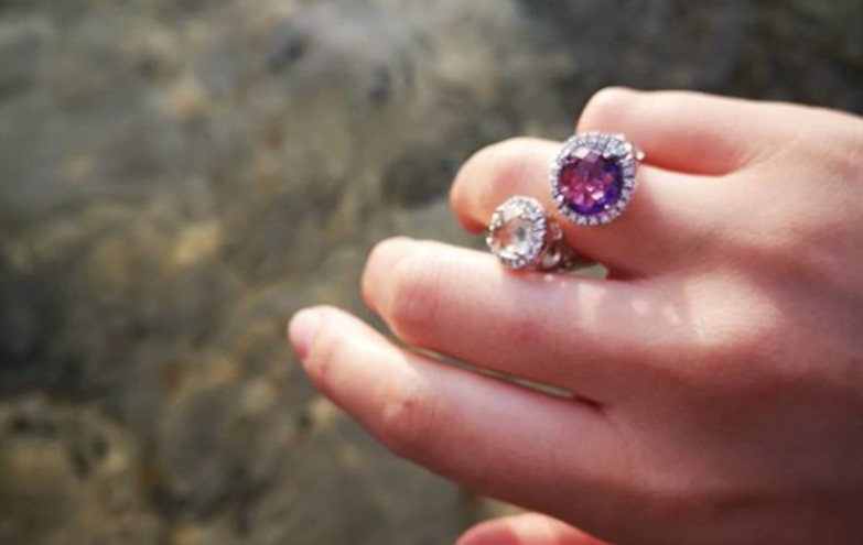 Georgina oferece anel de luxo à irmã mais velha