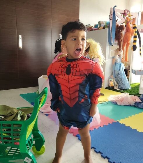 Tão giros! Filhos de Ronaldo e Georgina passam o domingo mascarados