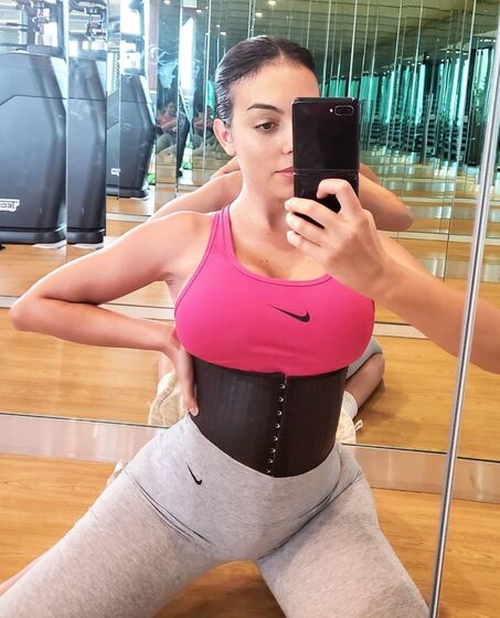 Que obsessão! As poses favoritas de Georgina Rodríguez