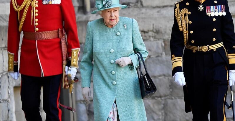 Triste e isolada! Sozinha, Isabel II reaparece para celebrar o aniversário 