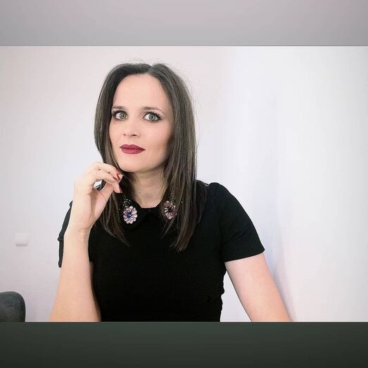 Ana Arrebentinha faz stand-up comedy mas é como comentadora dos programas da TVI que se tem tornado conhecida.