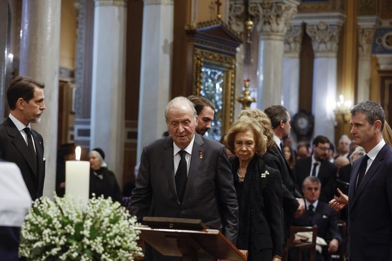 Como Uma Fam Lia Feliz Juan Carlos Volta A Estar Ao Lado Da Rainha