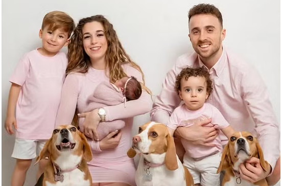 Diogo Jota com Rute Cardoso e os três filhos