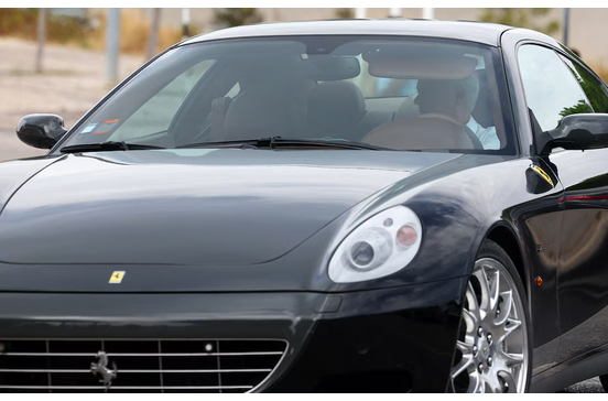 José Mourinho chega ao Seixal num Ferrari 612 Scaglietti