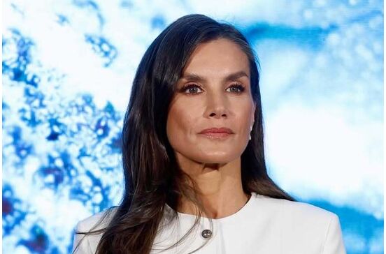 A rainha Letizia exibe um conjunto branco elegante