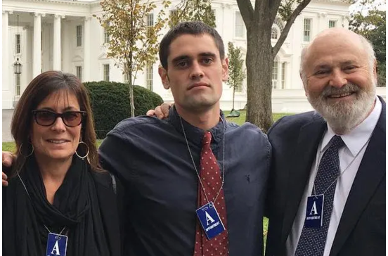 Nick com os pais, Michelle e Rob Reiner