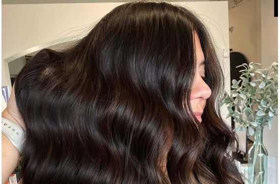 'Espresso Martini Brunette' é a cor de cabelo deste ano