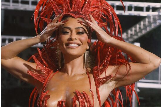 Juliana Paes brilha na Viradouro no Carnaval do Rio com energia e fantasia