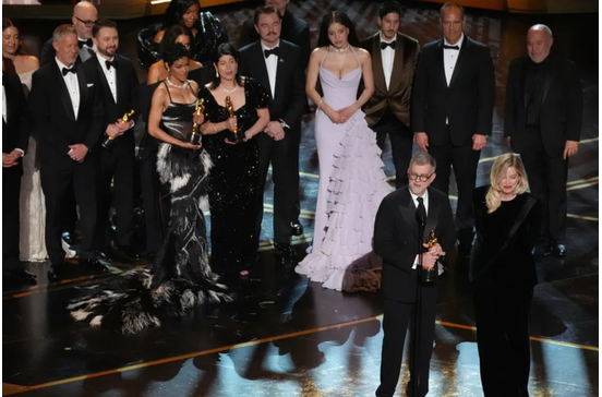  Paul Thomas Anderson e produtora Sara Murphy quando receberem o Óscar de Melhor Filme para 'Batalha Atrás de Batalha'