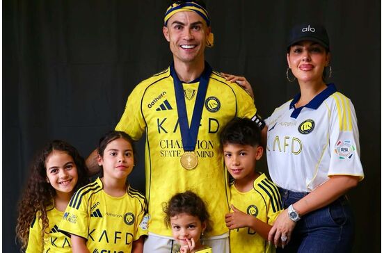 Cristiano Ronaldo e Georgina Rodríguez com quatro dos filhos