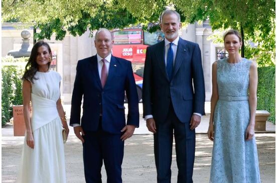 Felipe VI e Letizia recebem Alberto e Charlene do Mónaco em Madrid.
