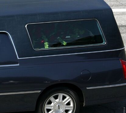 Caixão de Jackson sob forte escolta policial