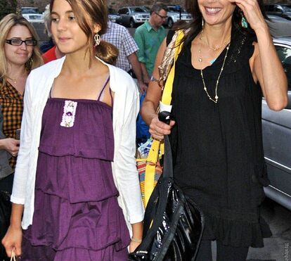 Teri Hatcher faz tatuagem e venda em garagem