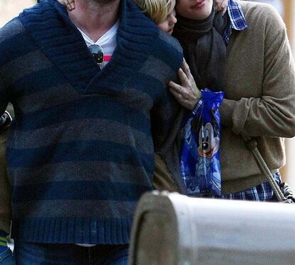 Liv Tyler e ex-marido levam filho à Disneyland