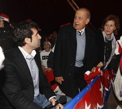 Circo: Amigos ajudam Luís Figo