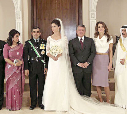 Rania com look simples  no casamento do sobrinho