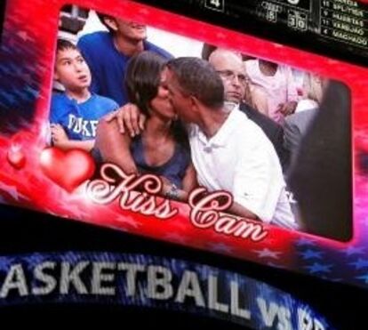 Obama beija Michelle durante jogo