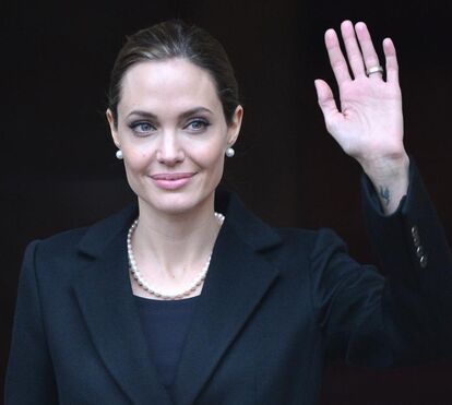 Angelina Jolie tira seios para evitar cancro