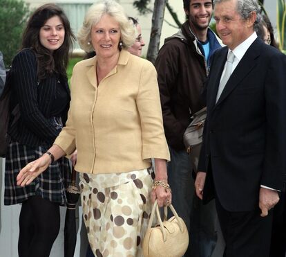Camilla triste com vestido igual a Diana