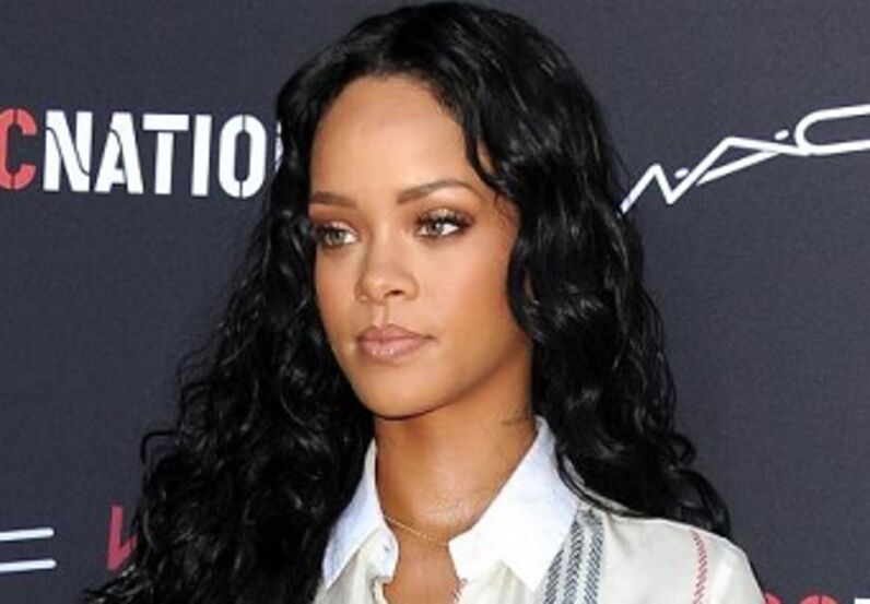 Rihanna presta homenagem a fã assassinado 