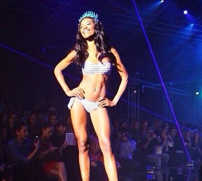 Sara Sampaio e Sharam Diniz: Sedutoras em desfile de biquínis 