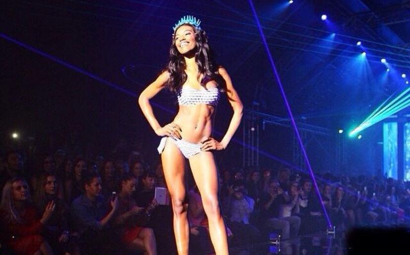 Sara Sampaio e Sharam Diniz: Sedutoras em desfile de biquínis 