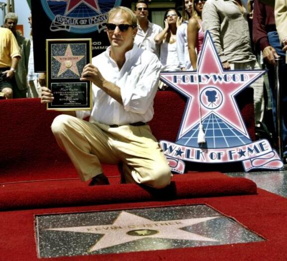 Kevin Costner com a sua estrela no Passeio da Fama, em Hollywood
