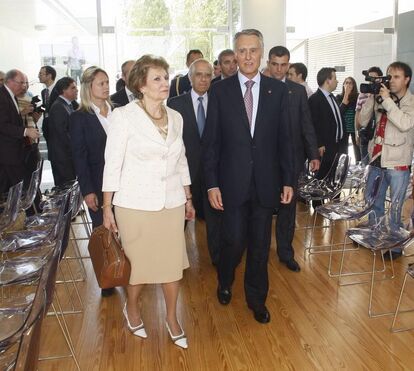 Cavaco Silva elogia a mulher em livro e faz revelações íntimas