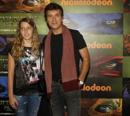 Tony Carreira leva filha a noite de cinema