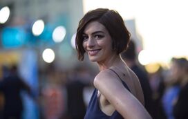 Anne Hathaway radiante com o casamento