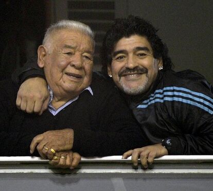 Maradona chora morte do pai