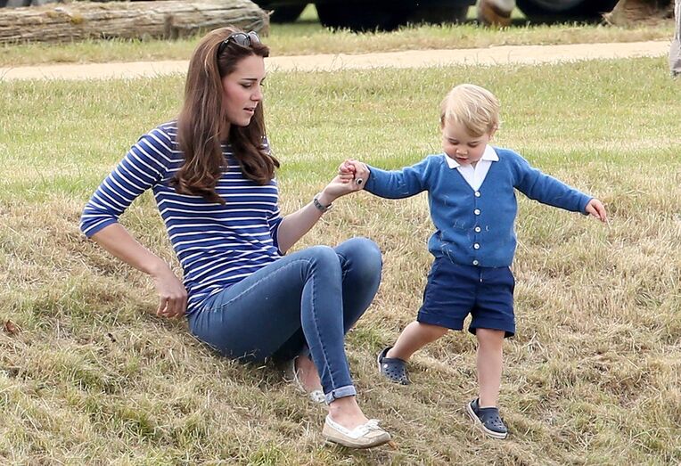 Kate Middleton, George, realeza, monarquia, Inglaterra, roupa, look, estilo, descontraído, mãe, filho, maternidade
