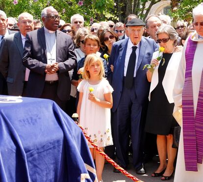 Adeus a Maria Barroso reúne milhares