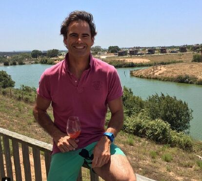 Pedro Lima dá 'mortal' com a filha