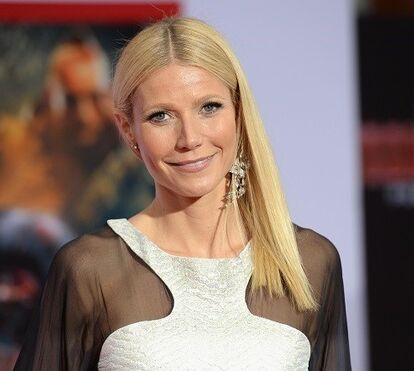 Gwyneth Paltrow na praia com a filha